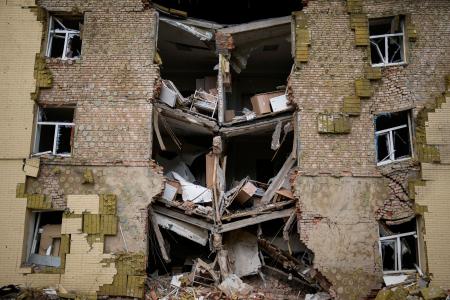 セベロドネツク近郊でロシア軍によって破壊された建物＝２８日、バフムート（ＡＰ＝共同）
