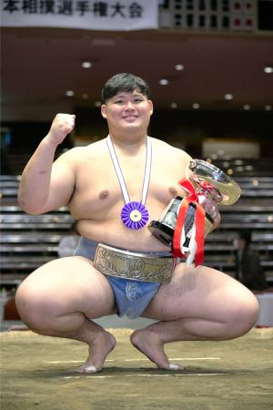 相撲の全日本選手権で優勝した日体大・中村泰輝＝両国国技館