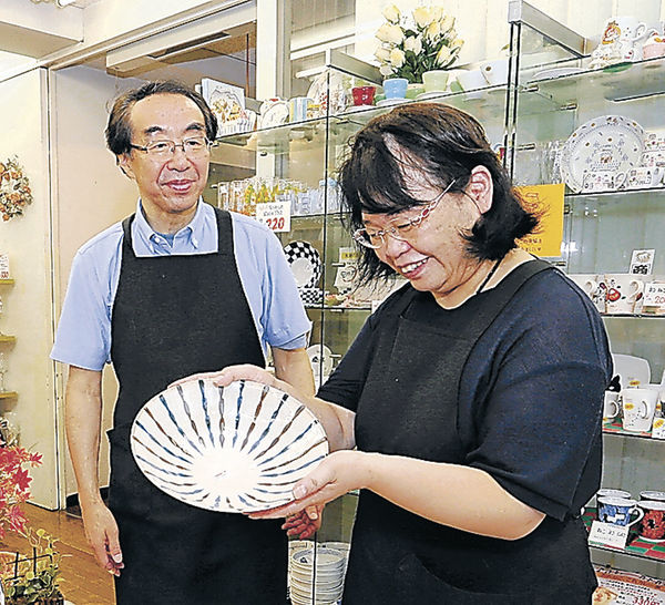店を切り盛りする桜井さん夫婦＝金沢市竪町の食器の丸一