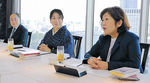 選考委員会で意見を交わす（右から）林さん、村山さん、秋山学長＝都内のホテル