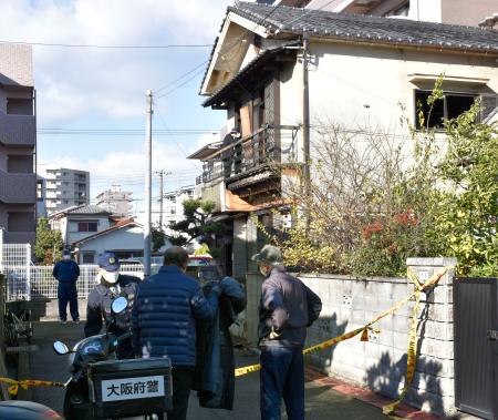 大阪府摂津市の住宅火災現場（右）＝４日午前９時２２分