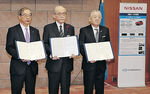 協定書を交わした（左から）後藤理事、谷本知事、米沢会長＝６日午前１０時半、石川県庁