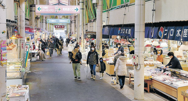 普段の週末より人通りが少ない金沢市の近江町市場＝２９日午前１０時１５分
