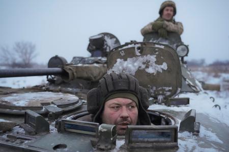 ２８日、ウクライナ東部ルガンスク州で、装甲車に乗るウクライナ軍兵士ら（ＡＰ＝共同）