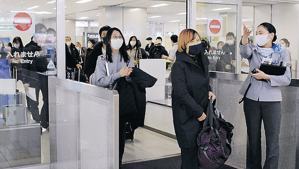 小松空港に到着した能登便の搭乗客＝２７日午前１１時４３分
