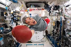 　２月、国際宇宙ステーションでアメリカンフットボールを試みる野口聡一さん（ＪＡＸＡ／ＮＡＳＡ提供・共同）