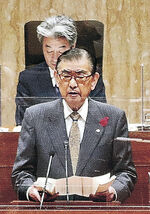 今任期での引退を表明した石川町長。後ろは吉村氏＝３０日午前１０時２０分、穴水町役場