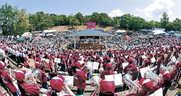 ３年ぶりに一般の観客が見守る中で熱闘が繰り広げられた石川県卯辰山相撲場