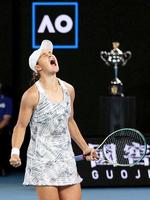 女子シングルスで優勝を決め、歓喜するアシュリー・バーティ＝メルボルン（ロイター＝共同）