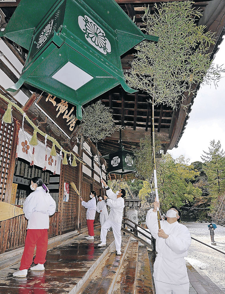 新年へ拝殿清め 金沢 尾山神社ですす払い 地域 石川のニュース 北國新聞