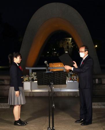 平和記念公園で若者が作成した平和宣言を受け取る広島市の松井一実市長（右）＝２７日午後、広島市