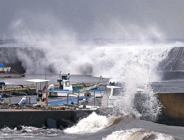 荒々しく波が打ち付ける港内＝志賀町の領家漁港