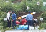 墜落した小型ヘリの機体を調べる事故調査官ら＝７日午後、神奈川県秦野市