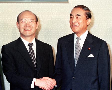 １９８４年９月、日韓首脳会談を前に中曽根康弘首相（右）と握手する韓国の全斗煥大統領＝首相官邸
