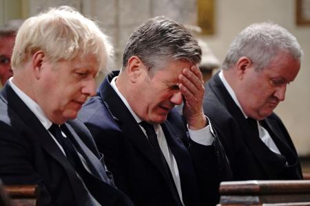１８日、英ロンドンの教会で開かれたエイメス議員の追悼式に参列したジョンソン首相（手前）ら（ロイター＝共同）