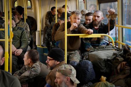 １７日、マリウポリの製鉄所から退避後、バスに座るウクライナ兵士＝ウクライナ東部ドネツク州の親ロシア派支配地域（ＡＰ＝共同）