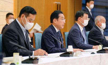 全世代型社会保障構築本部の会合であいさつする岸田首相（左から２人目）＝１７日午後、首相官邸