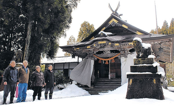 社殿を見つめる住民＝松尾の松尾神社