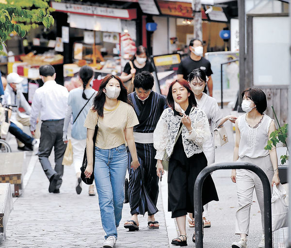 今年初の猛暑日となった金沢市で兼六園周辺を散策する観光客