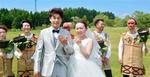 垣ノ島遺跡で結婚式を挙げた吉川祐希さん（手前左）と有紗さん＝２６日午後、北海道函館市