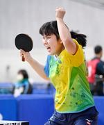 ジュニアの部女子シングルスで１回戦を突破した平野亜子＝東京体育館