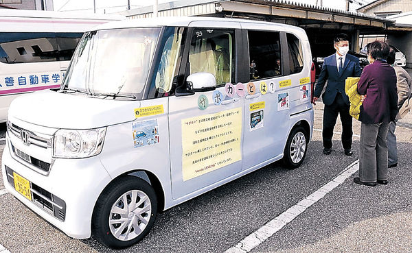 サポカーを見学する交通安全教室の参加者＝入善町田中