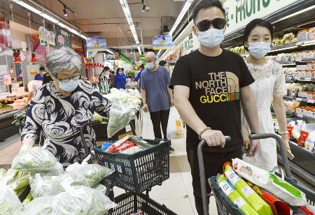 スーパーで買い物をする客＝７月、北京（共同）