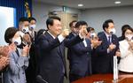 ２１日、韓国大統領府でロケット「ヌリ号」の発射を中継映像で見守った尹錫悦大統領（前列左から２人目）＝ソウル（同府提供・共同）