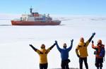 観測隊員たちに見送られ、昭和基地沖を離れる南極観測船しらせ＝２３日、南極・東オングル島（南極観測隊同行記者撮影）