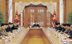 １日、北朝鮮・平壌で開かれた朝鮮労働党政治局会議で、司会を務める金正恩党総書記（中央）（朝鮮中央通信＝共同）
