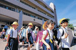 マスクを着けずに下校する児童。下校時の午後２時５０分の金沢市の気温は３３・８度だった＝同市馬場小