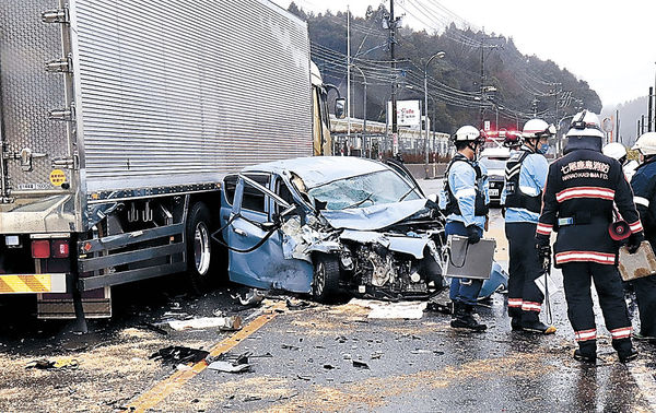 トラックと衝突の車大破 七尾 石崎 運転の女性重傷 一時通行止め 社会 石川のニュース 北國新聞