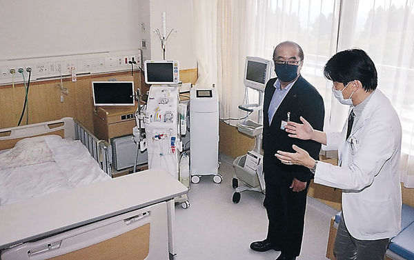 コロナ専用病床を視察する新田知事（左）＝富大附属病院