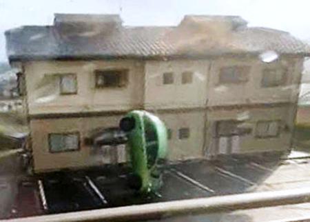運送業の男性が動画撮影した、突風で車体が宙に浮く小型車＝２５日夕、福島県二本松市（男性提供）