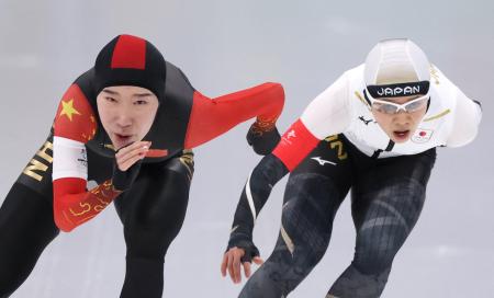 スピードスケート女子１５００ｍ、同走の中国選手（左）と重なる高木菜那＝７日、北京（ロイター＝共同）