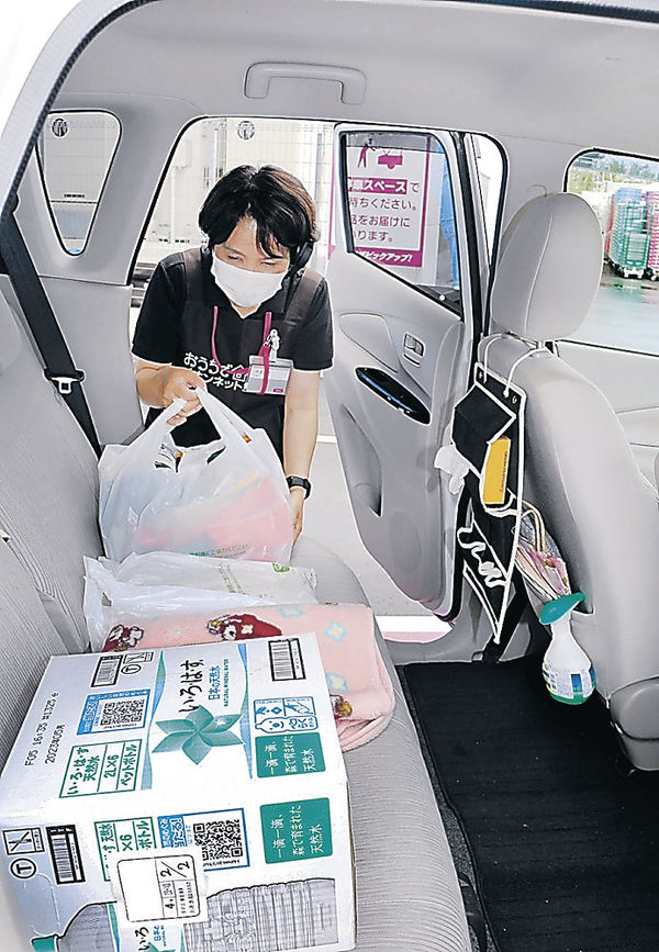ドライブスルーの専用レーンでは、スタッフが商品を車に積み込んでくれる＝白山市横江町