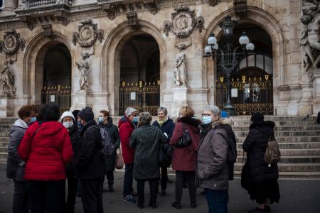 マスクを着ける人々＝１１月３０日、パリ（ＡＰ＝共同）