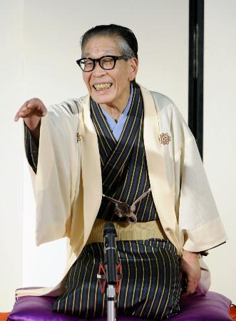 落語を演じる三遊亭円丈さん＝２０１０年３月、東京・浅草