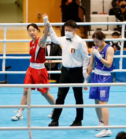 女子フェザー級で、松持亜実（右）を１回ＲＳＣで破り優勝した入江聖奈＝墨田区総合体育館