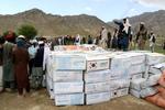 支援物資を受け取るため、集まる被災者ら＝２３日、アフガニスタン東部（ロイター＝共同）