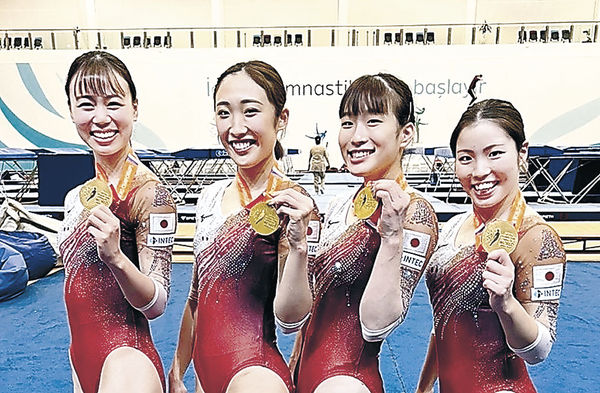 石川県スポーツ特別賞が贈られる（左から）太村、森、高木、佐竹の各選手