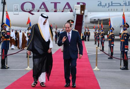 エジプト訪問でシシ大統領（右）に空港で出迎えられるカタールのタミム首長＝２４日、カイロ（エジプト大統領府提供・ＡＰ＝共同）