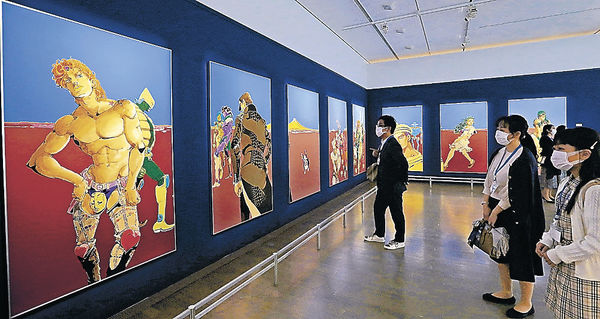 展覧会用に描き下ろした大型原画が並ぶ会場＝金沢２１世紀美術館