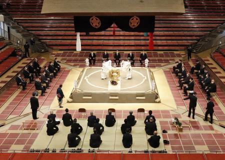 大相撲初場所初日を翌日に控え、東京・両国国技館で営まれた土俵祭り。新型コロナウイルス対策のため力士は出席しなかった＝８日午前
