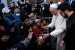 ５日、ギリシャ・レスボス島で、難民らの収容施設を訪れるローマ教皇フランシスコ（右から２人目）（ＡＰ＝共同）