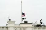 ２４日、米ワシントンのホワイトハウスに掲げられた、星条旗の半旗（ＡＰ＝共同）