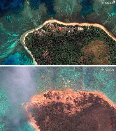 トンガ・マンゴー島の衛星画像。上が２０２０年８月１７日、下が２２年１月２０日（Ｓａｔｅｌｌｉｔｅ　ｉｍａｇｅ　（Ｃ）２０２２　Ｍａｘａｒ　Ｔｅｃｈｎｏｌｏｇｉｅｓ提供、ＡＰ＝共同）