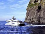 北海道・知床岬周遊コースを航行する観光船「ＫＡＺＵ　☆（ローマ数字１）」＝２００９年ごろ（関係者提供）
