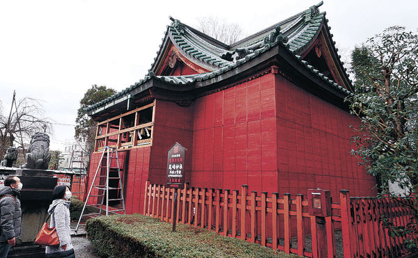 赤色の雪囲いが設置された拝殿＝４日正午、金沢市丸の内の尾﨑神社