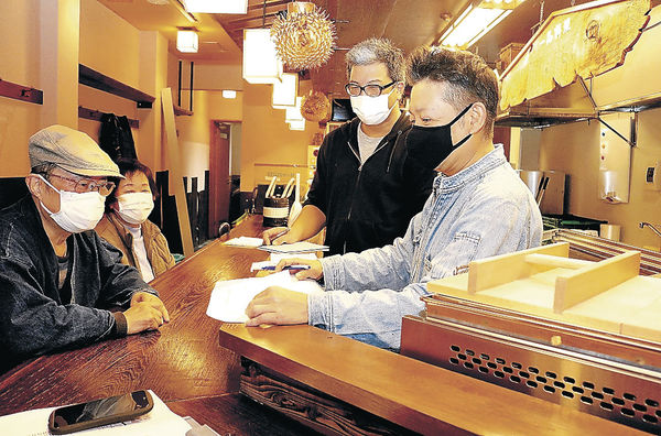 板谷社長（右）とスタッフにおでんのレシピを伝える谷さん夫婦（左）＝富山市総曲輪３丁目
